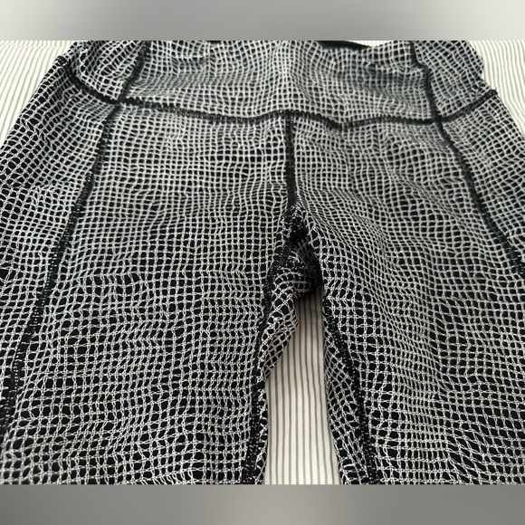 Lululemon pants in great condition. Size 6. - Picture 2 of 13